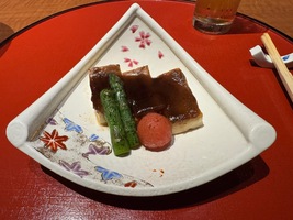 Kaiseki dinner: quarter-circle plate with tofy, asparagus and a cherry tomato