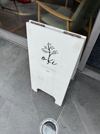 Street sign for restaurant Oki